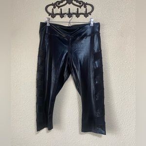 Forever 21 women’s side mesh detail capri leggings, faux‎ leather black size L